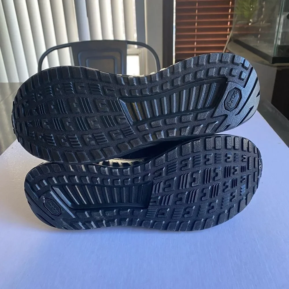 SAS Men’s Pursuit Black on Black Sneakers with Vibram Sole Size 9.5 NWOT.